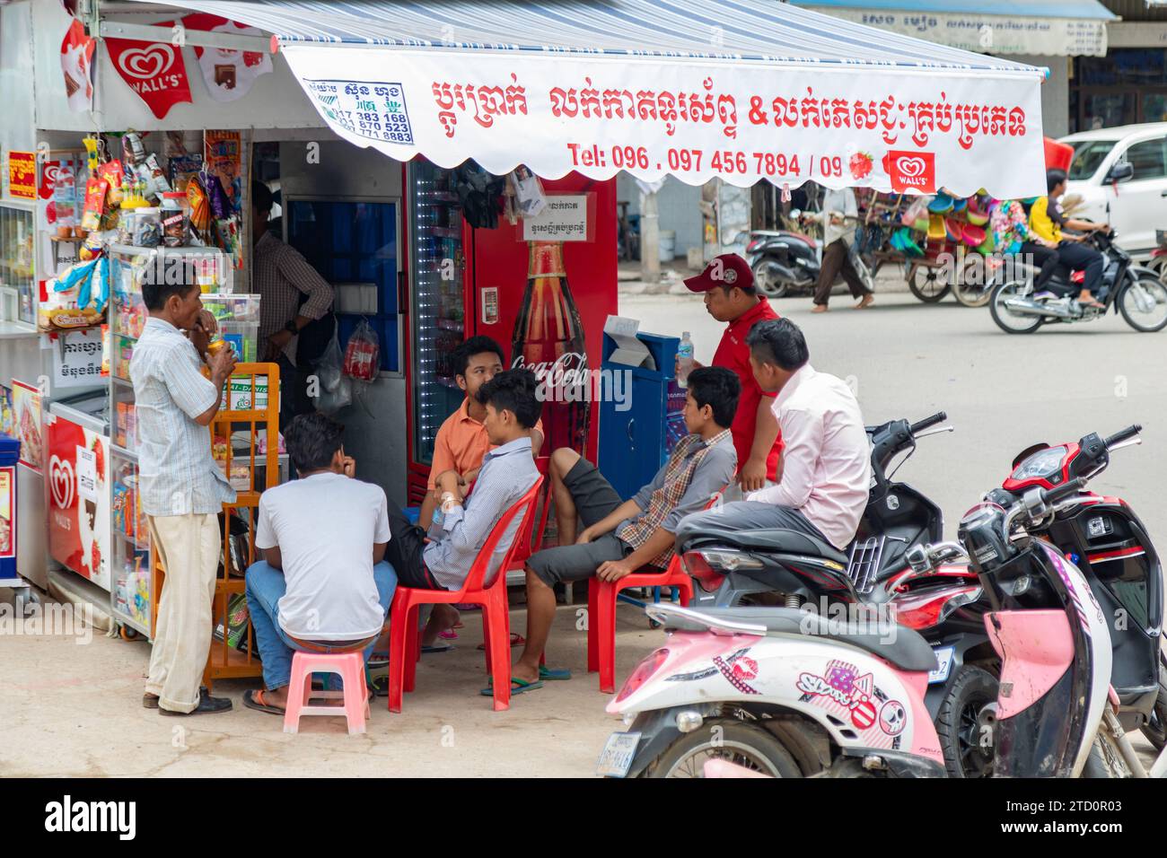 PHNOM PENH, KAMBODSCHA, 03. November 2015, Eine Gruppe von Männern sitzt an einem Imbissstand Stockfoto