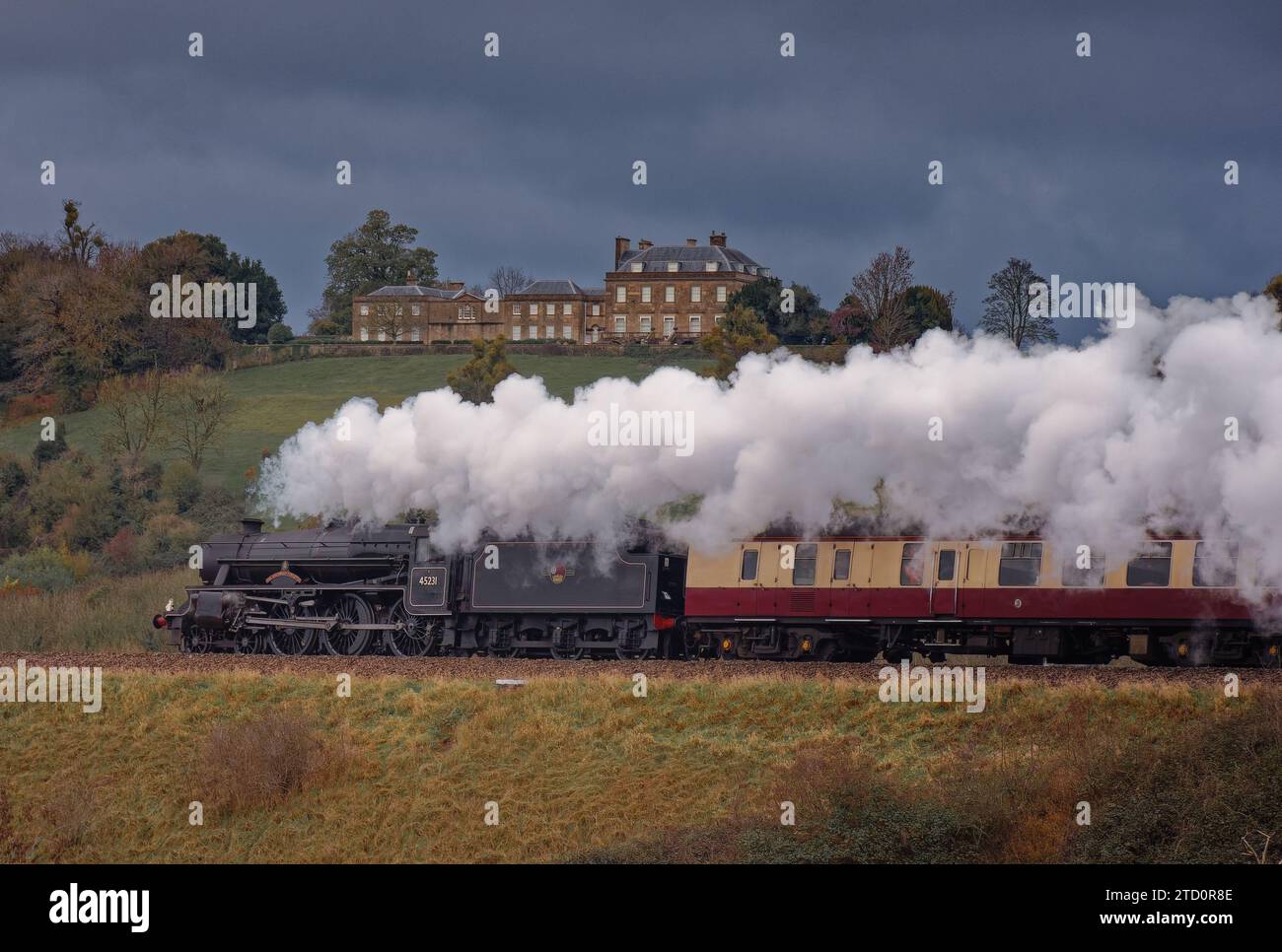 LMS 'Black 5' 45231 'The Sherwood Forester' passiert Corston Farm, Bath, mit Saphos Trains' Solihul-Brstol Temple Meads 'Great Western Christmas Envoy' Stockfoto
