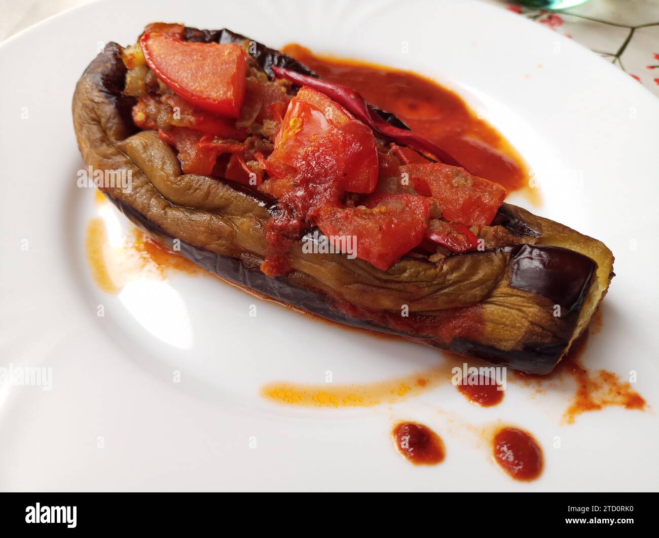 Ein traditionelles türkisches Essen, bekannt als Karniyarik, wird mit Fleisch und Auberginen hergestellt Stockfoto