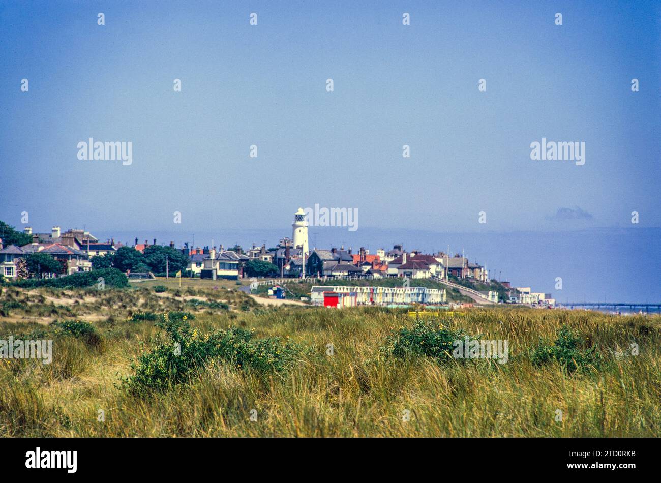 Blick über Sümpfe zum Leuchtturm und der Stadt, Southwold, Suffolk, England, Großbritannien Juli 1971 Stockfoto