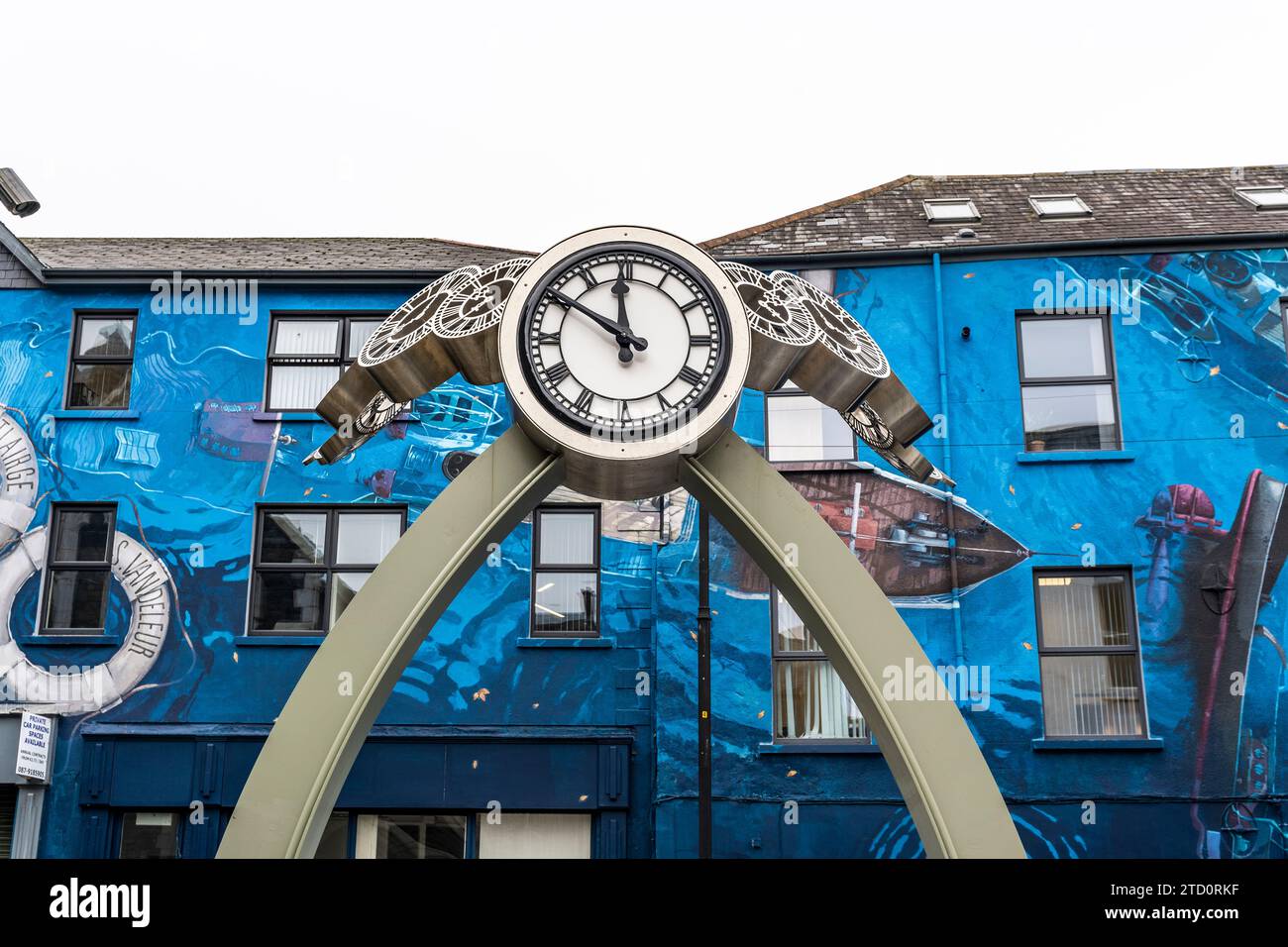 Zeitgenössische Skulptur mit Uhren vor dem Irish Museum of Time, in der Greyfriars Street, Viking Triangle im Stadtzentrum von Waterford, Irland Stockfoto