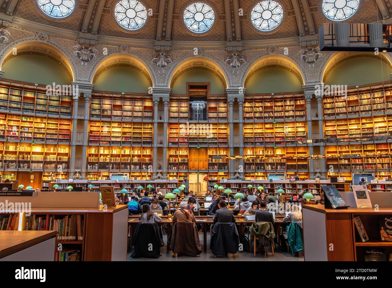 Die Leute lesen und studieren die Bücher im prächtigen ovalen Lesesaal in der Bibliothèque nationale de France (BNF), Richelieu Site, Paris, Frankreich Stockfoto