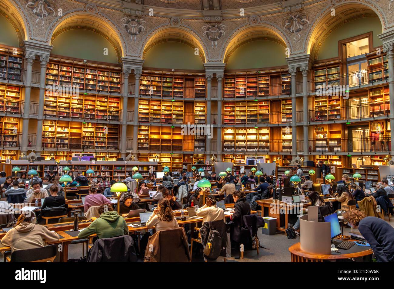 Die Leute lesen und studieren die Bücher im prächtigen ovalen Lesesaal in der Bibliothèque nationale de France (BNF), Richelieu Site, Paris, Frankreich Stockfoto