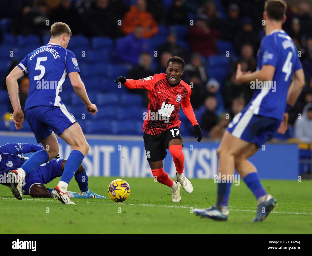 Siriki Dembele aus Birmingham City (17) in Aktion. EFL Skybet Championship Match, Cardiff City gegen Birmingham City im Cardiff City Stadium in Cardiff, Wales am Mittwoch, 13. Dezember 2023. Dieses Bild darf nur für redaktionelle Zwecke verwendet werden. Nur redaktionelle Verwendung, Bild von Andrew Orchard/Andrew Orchard Sportfotografie/Alamy Live News Stockfoto