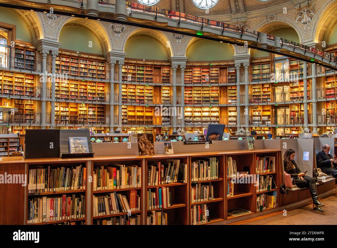 Die Leute lesen und studieren die Bücher im prächtigen ovalen Lesesaal in der Bibliothèque nationale de France (BNF), Richelieu Site, Paris, Frankreich Stockfoto