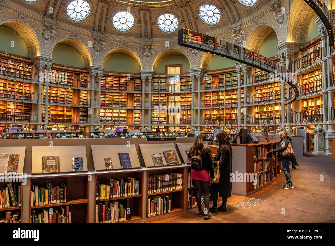 Die Leute lesen und studieren die Bücher im prächtigen ovalen Lesesaal in der Bibliothèque nationale de France (BNF), Richelieu Site, Paris, Frankreich Stockfoto