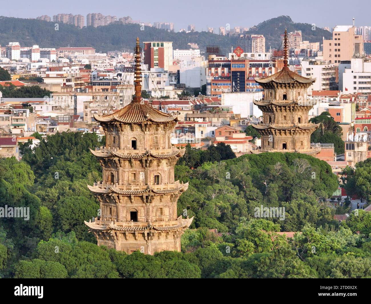 (231215) -- FUZHOU, 15. Dezember 2023 (Xinhua) -- dieses Luftfoto, aufgenommen am 7. November 2023, zeigt die Ost- und Westpagoden des Kaiyuan Tempels und das umliegende Kerngebiet für die Erhaltung der antiken Stadt in Quanzhou, südöstlicher chinesischer Provinz Fujian. Am östlichen Ende der maritimen Seidenstraße gelegen, hat Fujian seine einzigartigen Stärken bei der gemeinsamen Umsetzung der Belt and Road Initiative (BRI) ausgenutzt und beim Aufbau der Kernregion der Maritimen Seidenstraße des 21. Jahrhunderts fruchtbare Ergebnisse erzielt. In den letzten Jahren widmete sich die Provinz dem Schutz von Vermächtnissen entlang der alten Mari Stockfoto