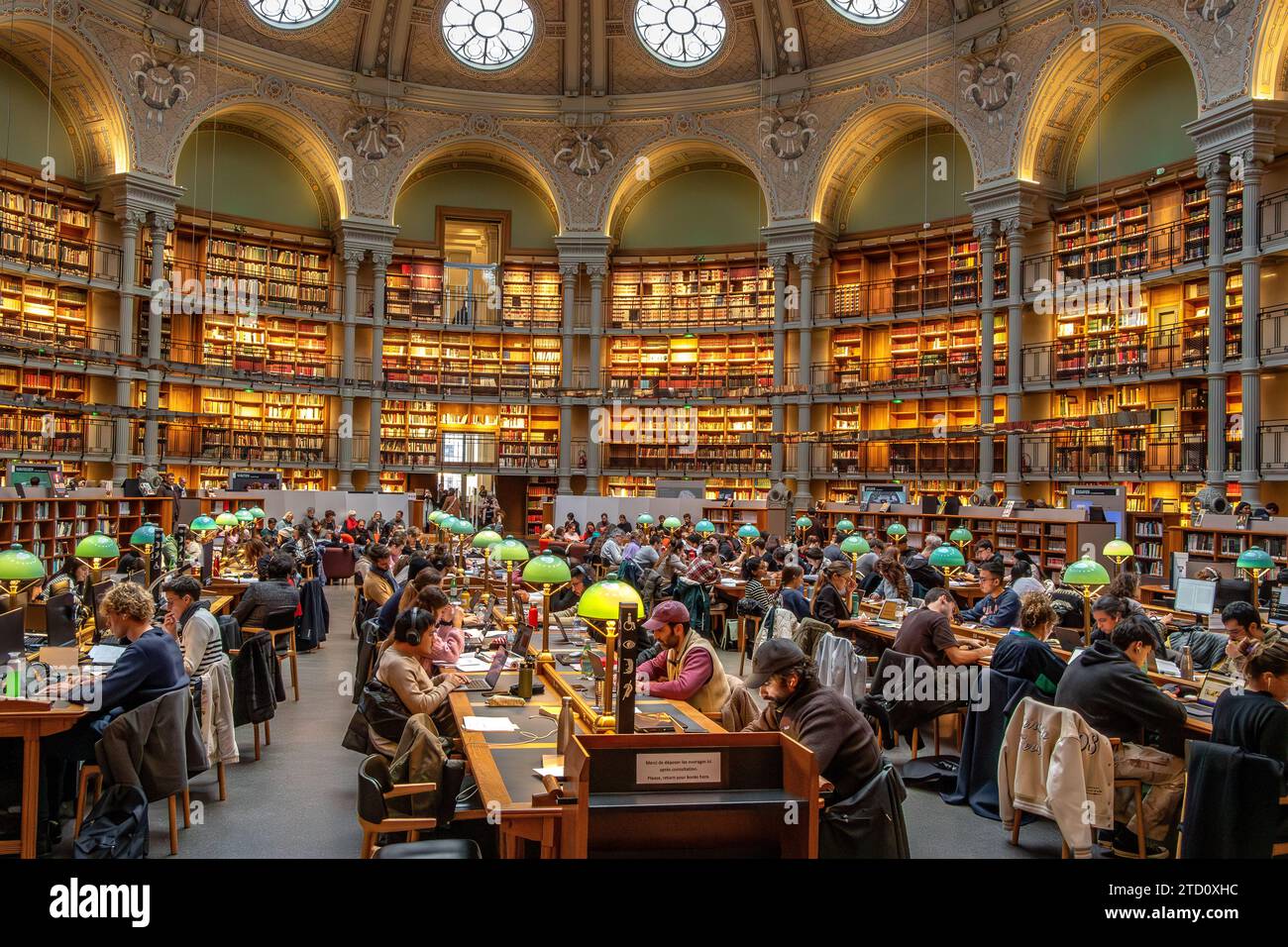 Der prächtige ovale Leseraum in der Bibliothèque nationale de France, Richelieu Site, Paris, Frankreich Stockfoto