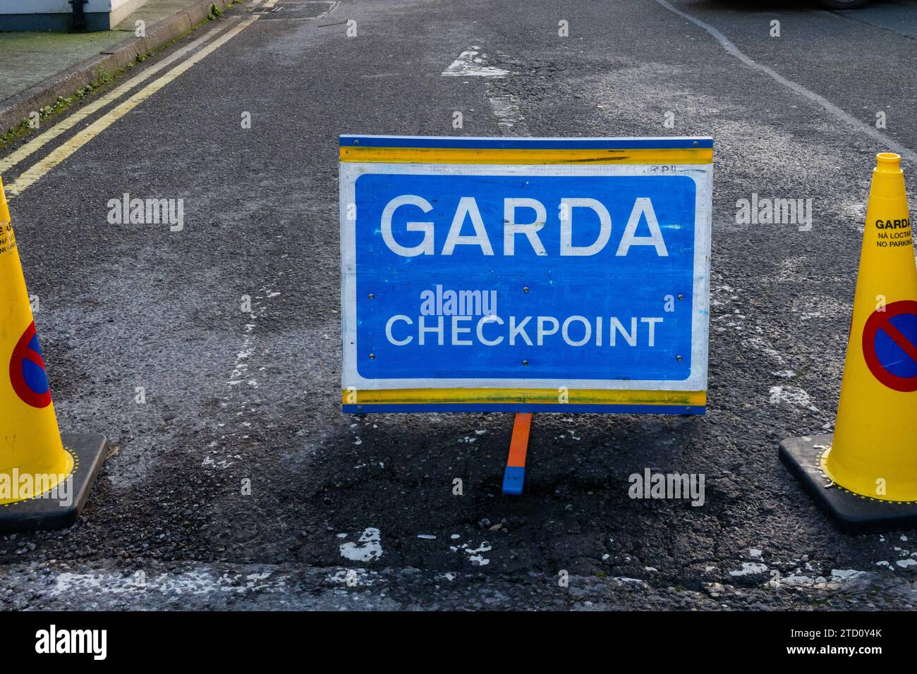 Garda Checkpoint-Schild an einem Tatort in Irland. Stockfoto