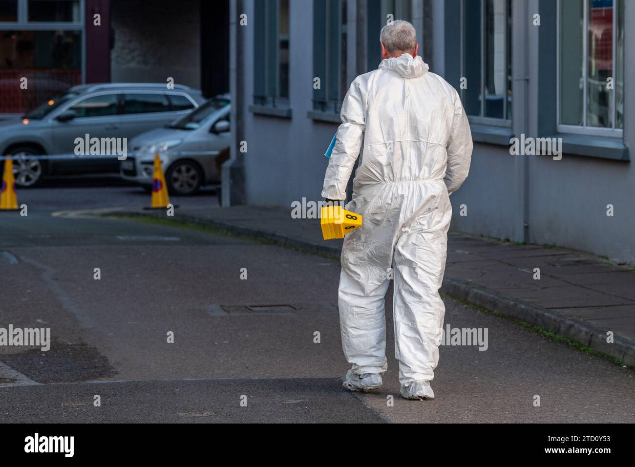 Ein Forensiker von Garda Siochána an einem Tatort in Irland. Stockfoto