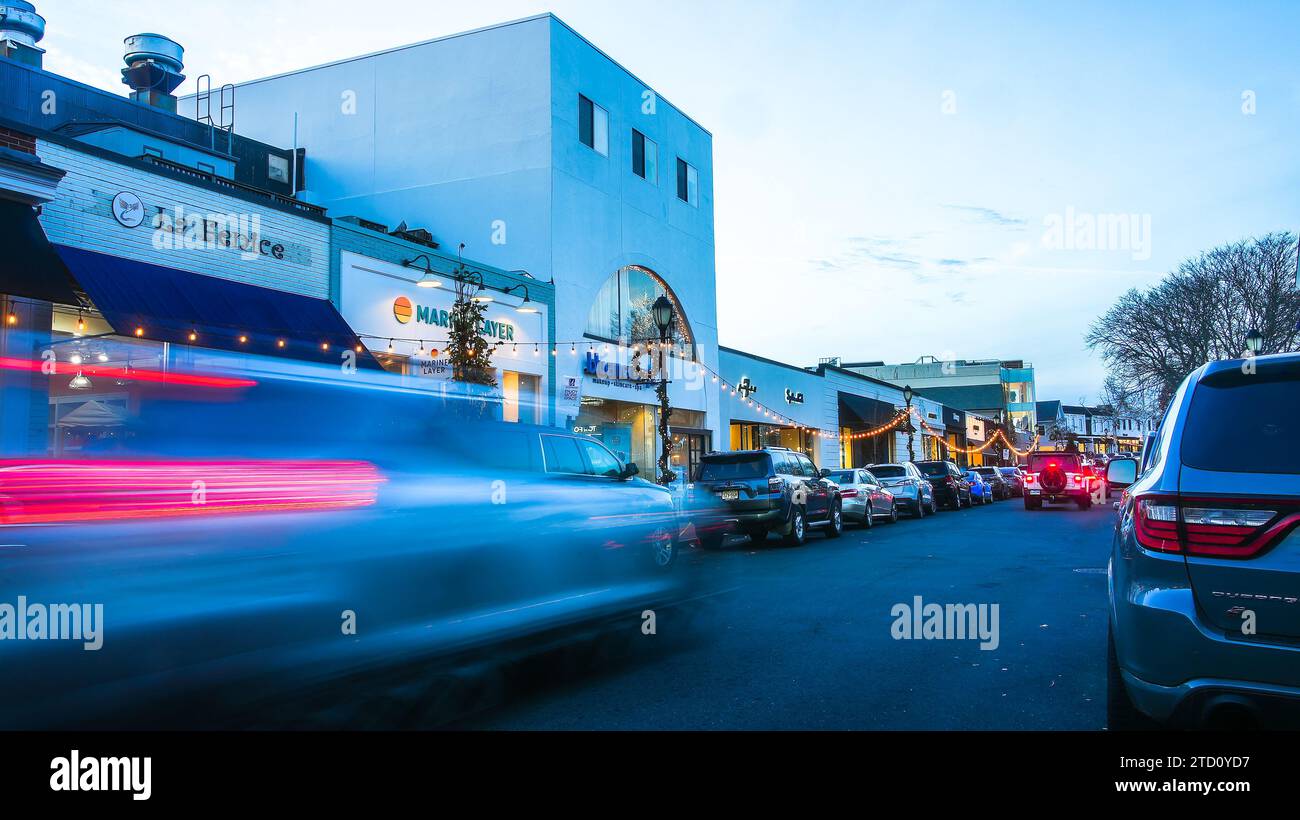 WESTPORT CT, USA - 9. DEZEMBER 2023: Ladenfronten mit Autos auf der stark befahrenen Hauptstraße zur Feiertagszeit Stockfoto