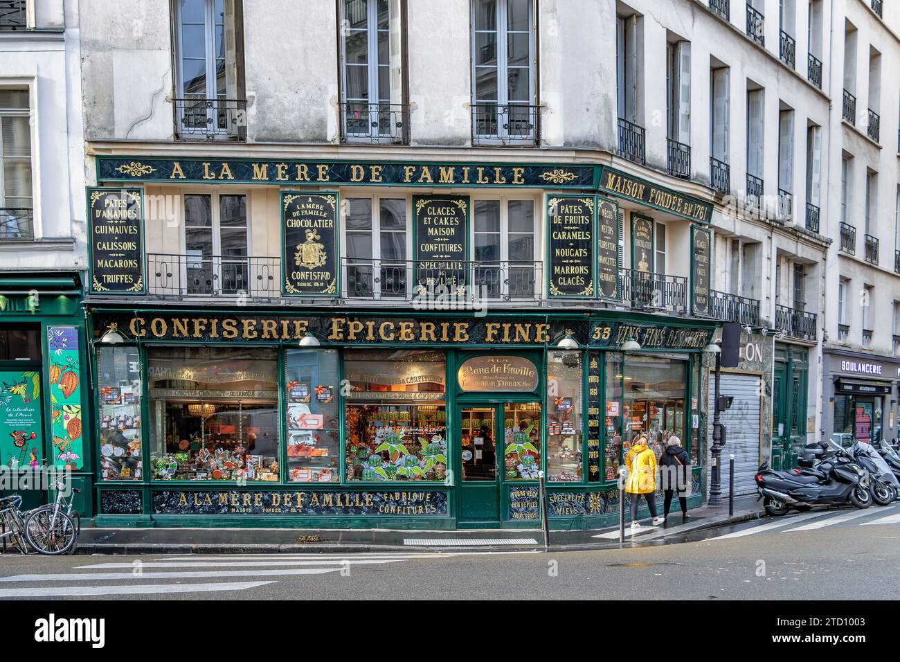 Das grün-goldene Äußere des à La Mère de Famille, dem ältesten Schokoladengeschäft in Paris, befindet sich in der Rue du Faubourg Montmartre, Paris, Frankreich Stockfoto