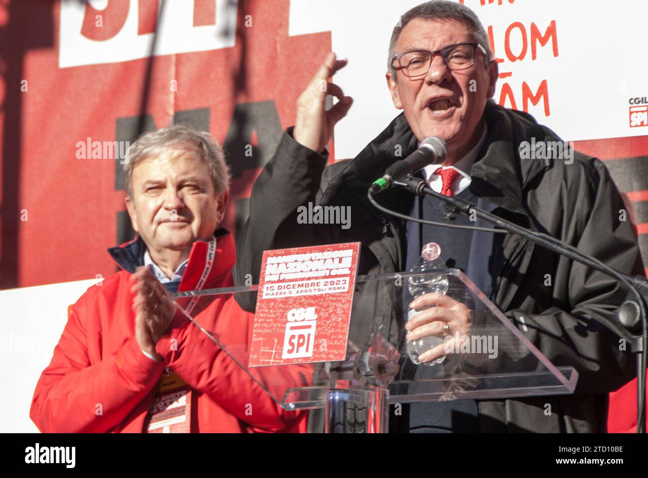 12/15/2023 ROM, nationale Demonstration der CGIL-Rentner auf der Piazza Santi Apostoli in Rom gegen die Politik der Regierung Meloni und zur Wiederbelebung der Forderungen der union unter dem Motto: "Die Zahlen summieren sich nicht. Sie haben unsere Taschen kaputt gemacht PS: Das Foto kann in Übereinstimmung mit dem Kontext verwendet werden, in dem es aufgenommen wurde, und ohne diffamierende Absicht des Ansehens der dargestellten Personen. Quelle: Independent Photo Agency Srl/Alamy Live News Stockfoto