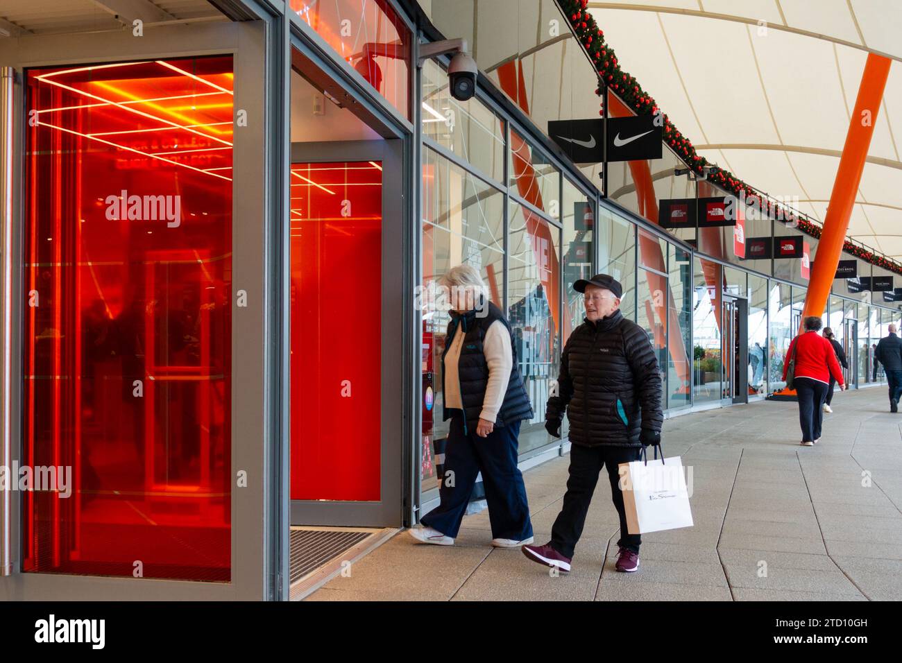 Ashford, Kent, Großbritannien. Dezember 2023. Einkaufsmöglichkeiten an Weihnachten an Wochentagen im Ashford Outlet Center. Fotograf: Paul Lawrenson, Foto: PAL News/Alamy Live News Stockfoto