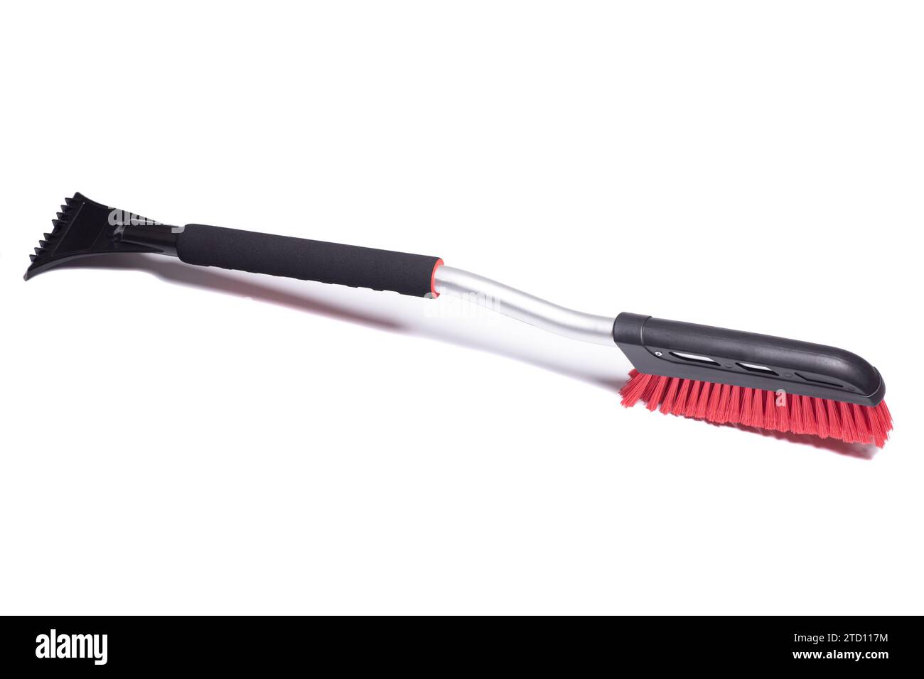 Autobürste mit einem Schaber zur Reinigung des Autos im Winter auf Schnee und Eis, isoliert auf weiß Stockfoto