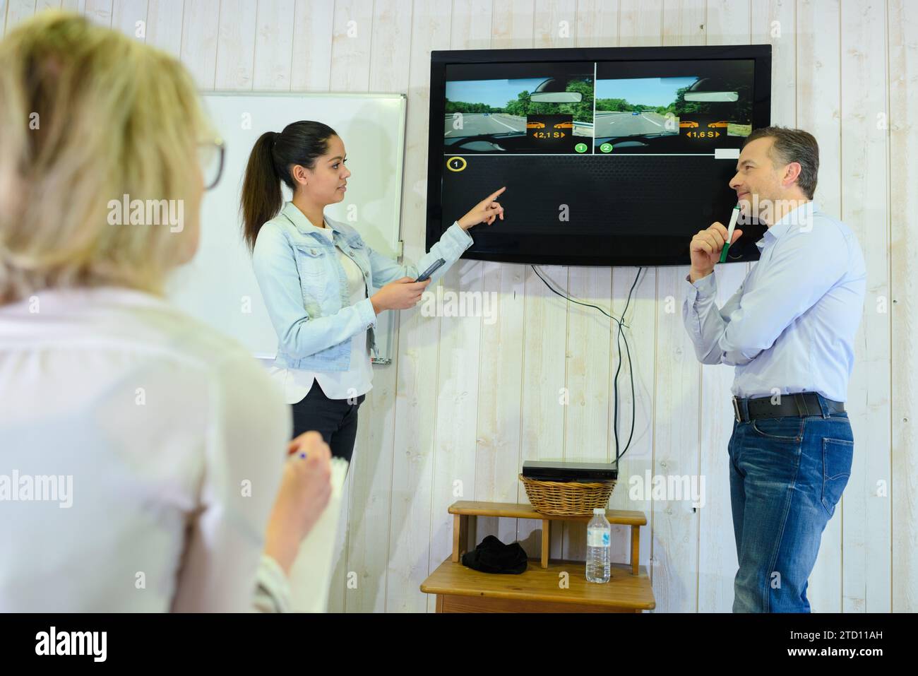 Fahrlehrer und Schüler in der Klasse Stockfoto