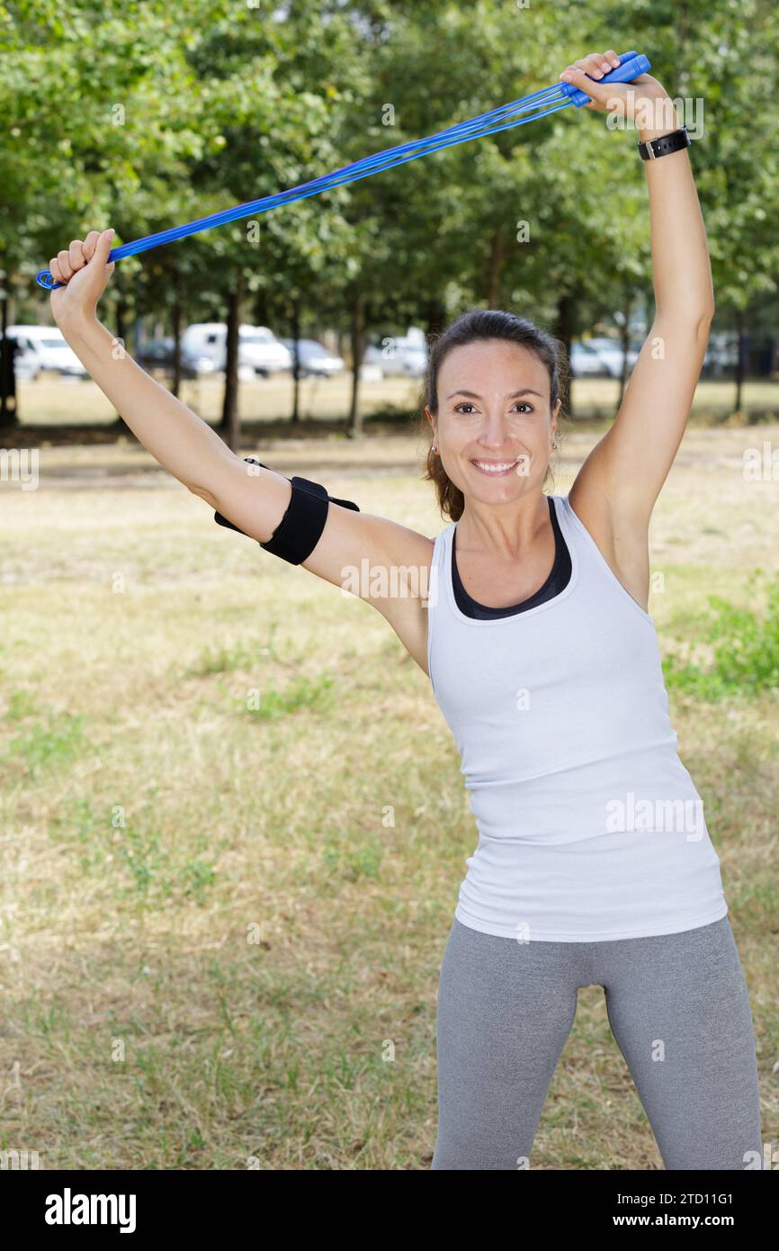 Fitness-Junge Frau, die Arme trainiert Stockfoto