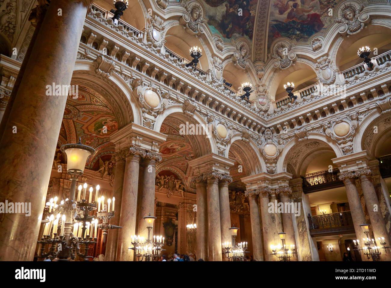 Opera Garnier oder Palais Garnier, Symbol von Paris, an einem schönen Sommertag mit blauem Himmel, in Paris, Frankreich Stockfoto