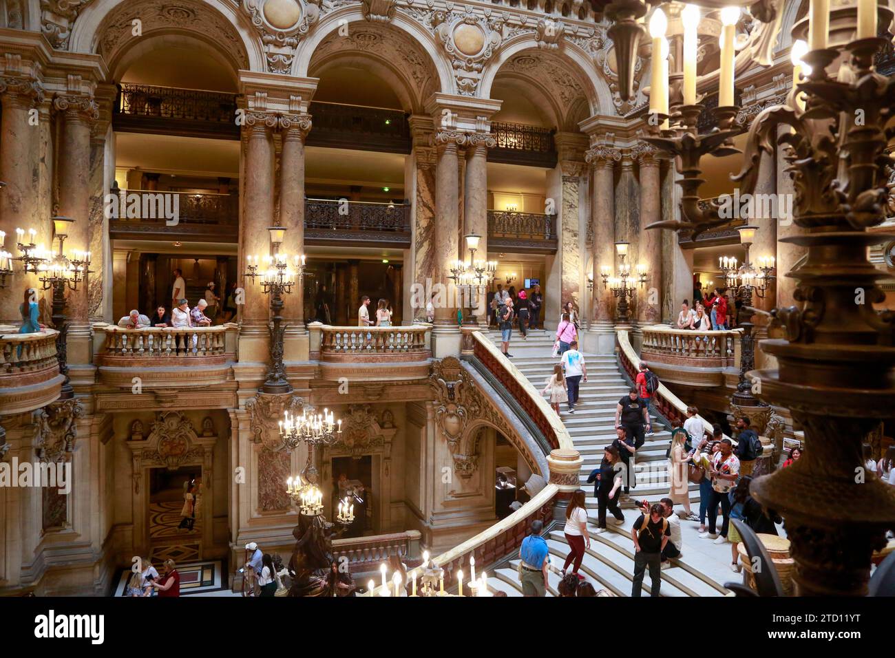 Opera Garnier oder Palais Garnier, Symbol von Paris, an einem schönen Sommertag mit blauem Himmel, in Paris, Frankreich Stockfoto