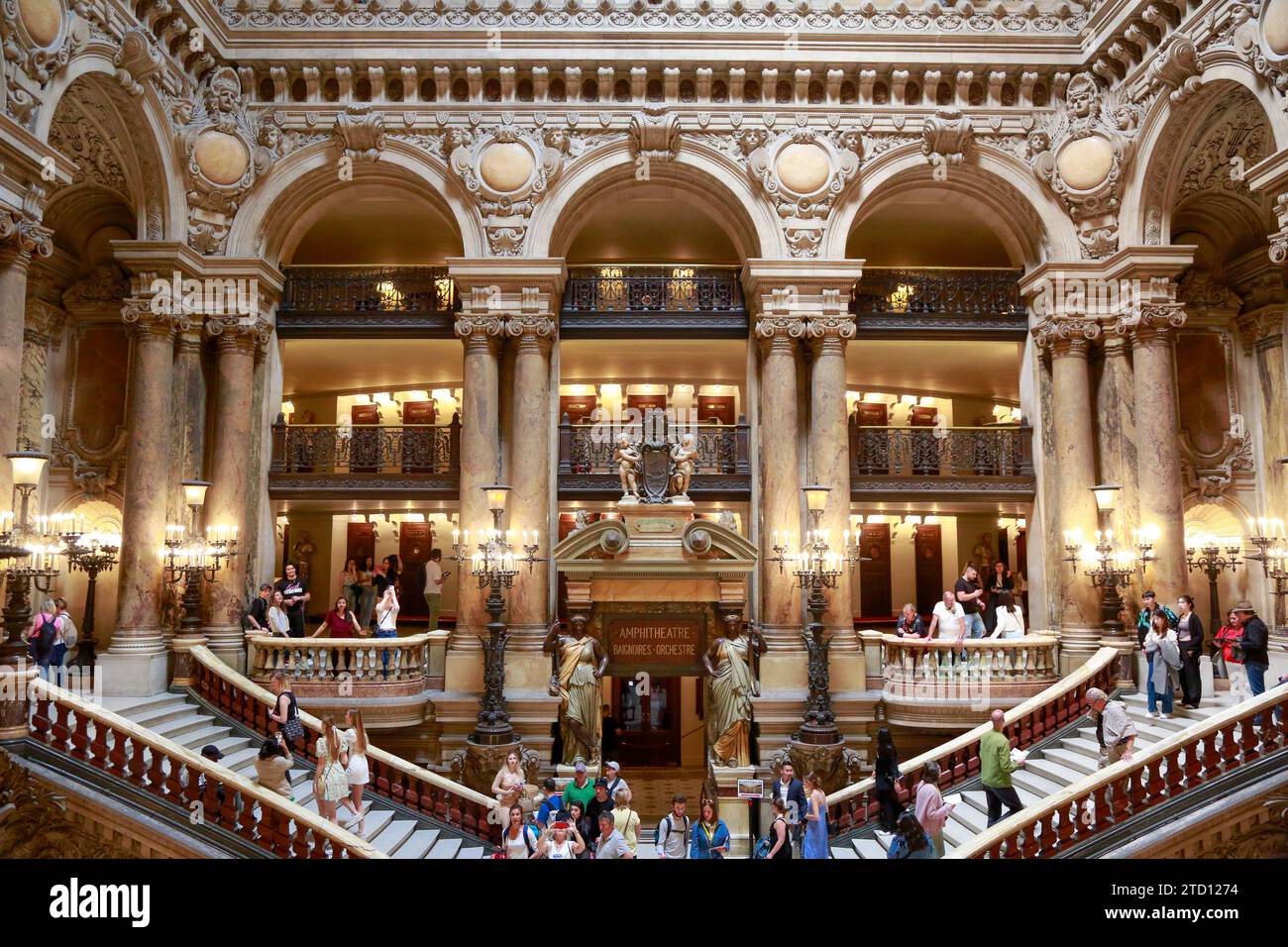 Opera Garnier oder Palais Garnier, Symbol von Paris, an einem schönen Sommertag mit blauem Himmel, in Paris, Frankreich Stockfoto