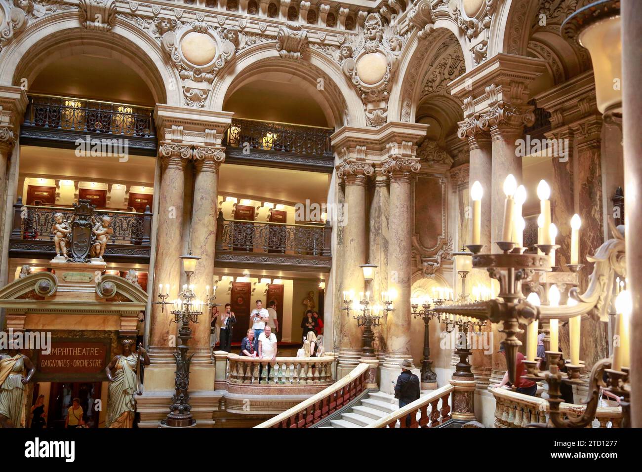 Opera Garnier oder Palais Garnier, Symbol von Paris, an einem schönen Sommertag mit blauem Himmel, in Paris, Frankreich Stockfoto