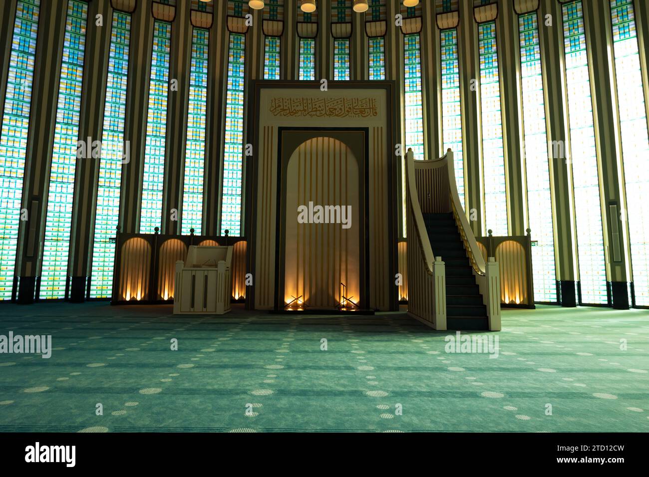 Mihrab und Minibar der Ali Kuscu Moschee. Hintergrundfoto der modernen islamischen Architektur. Istanbul Turkiye - 10.28.2023 Stockfoto