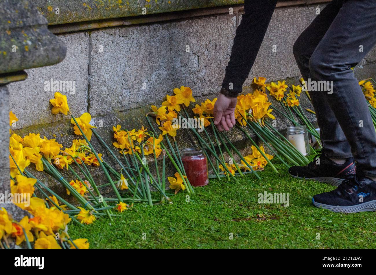 Mahnwache für die Ukraine nach der russischen Invasion der Ukraine im Jahr 2022 in Truro, Cornwall. Stockfoto