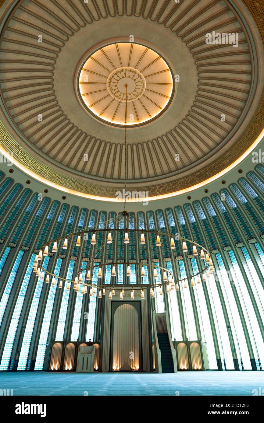 Innenansicht der Ali Kuscu Moschee, vertikales Foto. Moderne islamische Architektur. Istanbul Turkiye - 10.28.2023 Stockfoto