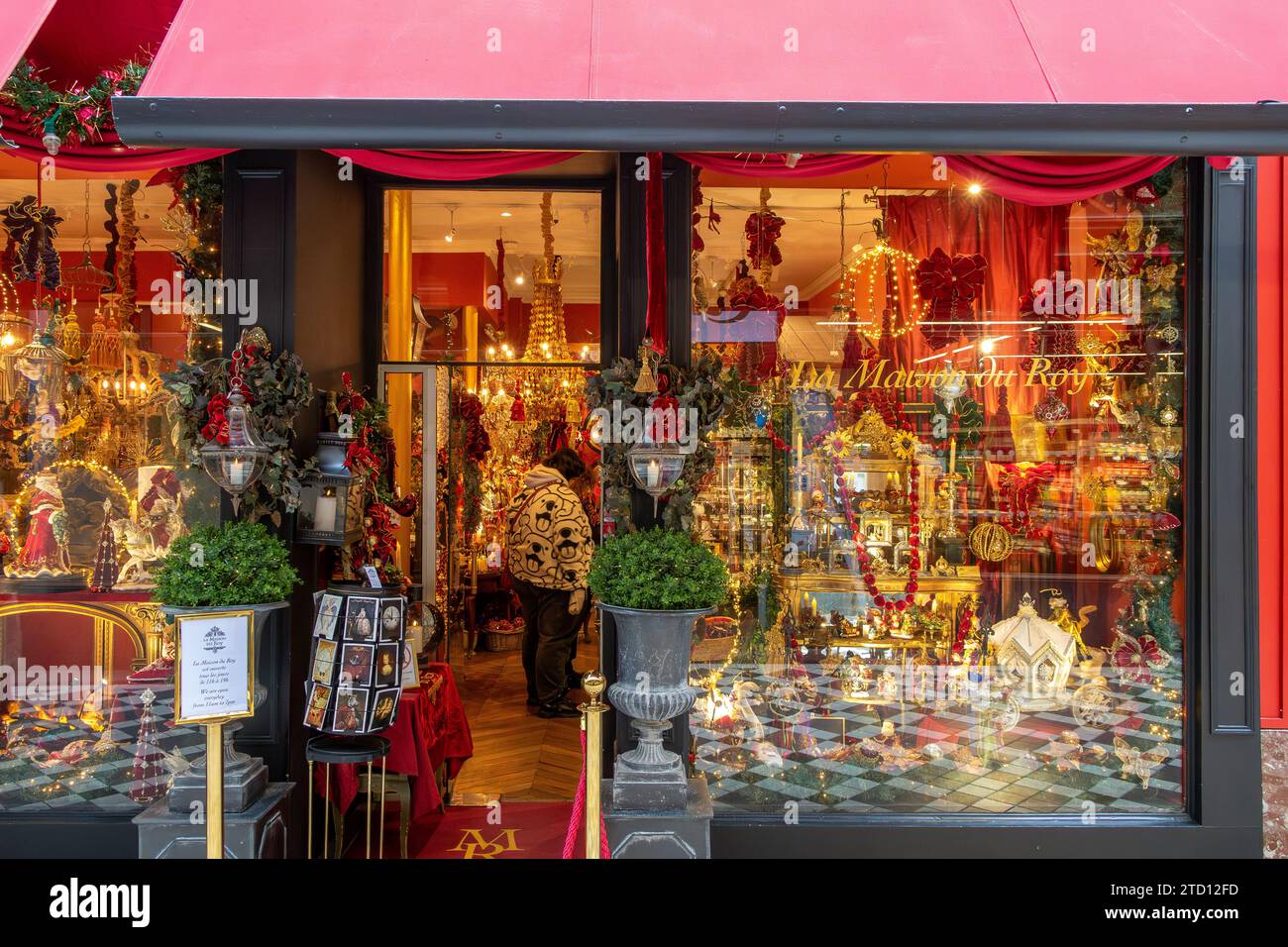 La Maison du Roy ein Geschäft, das Antiquitäten und Dekorationen im Stil des 18. Jahrhunderts verkauft und sich in der Passage Jouffroy befindet, einer beliebten überdachten Passage in Paris Stockfoto
