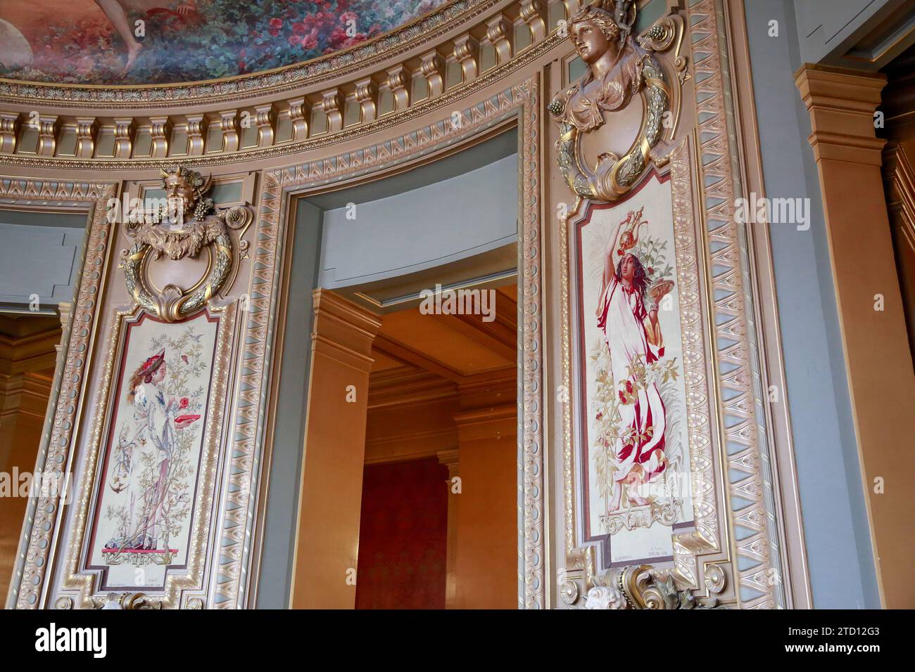 Opera Garnier oder Palais Garnier, Symbol von Paris, an einem schönen Sommertag mit blauem Himmel, in Paris, Frankreich Stockfoto