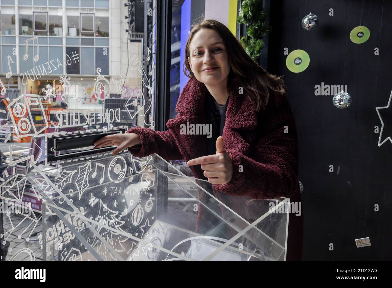 NIJMEGEN - Porträt von 3FM DJ Sophie Hijlkema während einer Führung durch das Glashaus am Grote Markt. Der Radiosender NPO 3FM setzt sich mit Serious Request für die als Netherlands Foundation ein. ANP MARCEL KRIJGSMAN niederlande raus - belgien raus Stockfoto