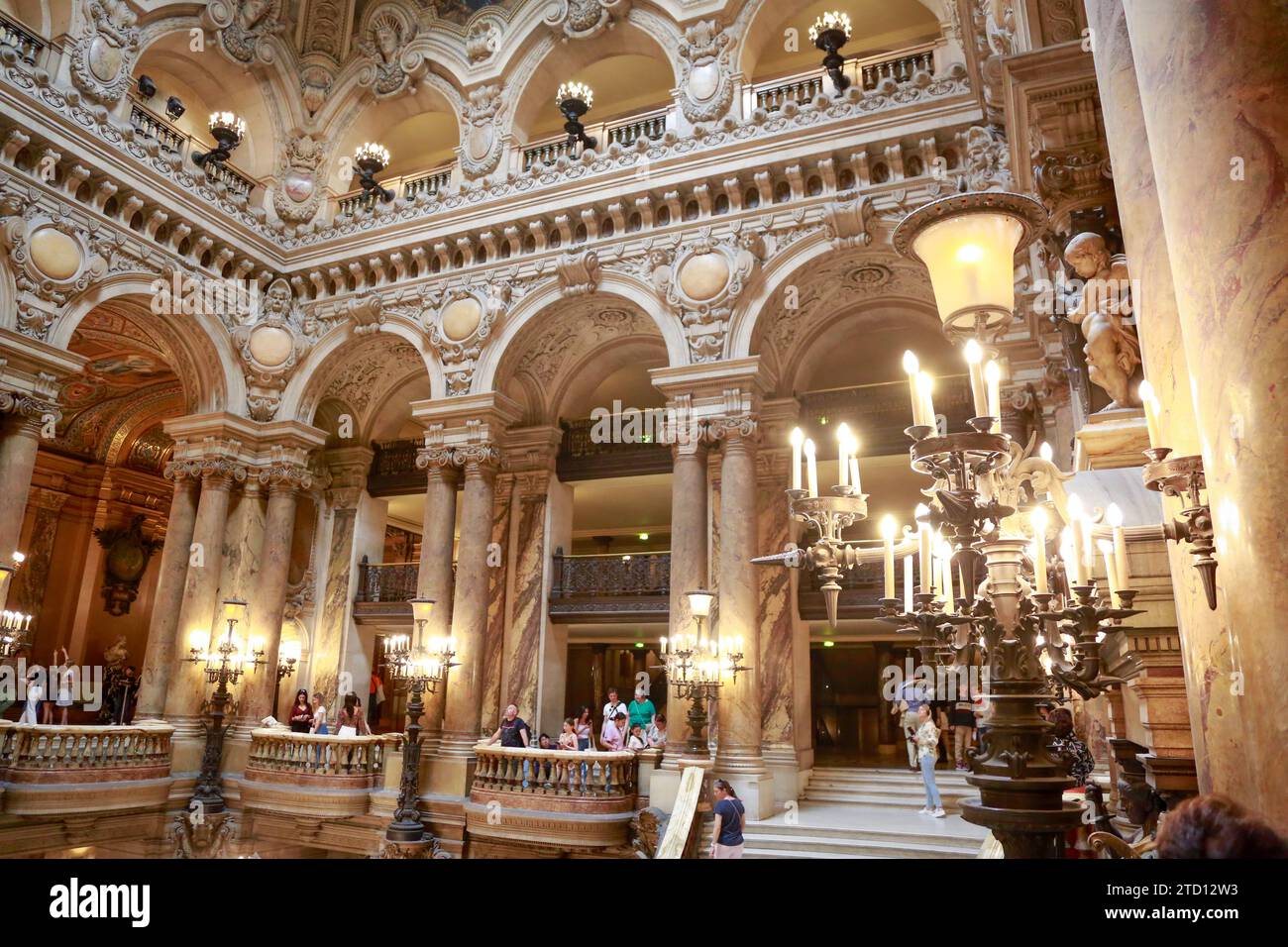 Opera Garnier oder Palais Garnier, Symbol von Paris, an einem schönen Sommertag mit blauem Himmel, in Paris, Frankreich Stockfoto