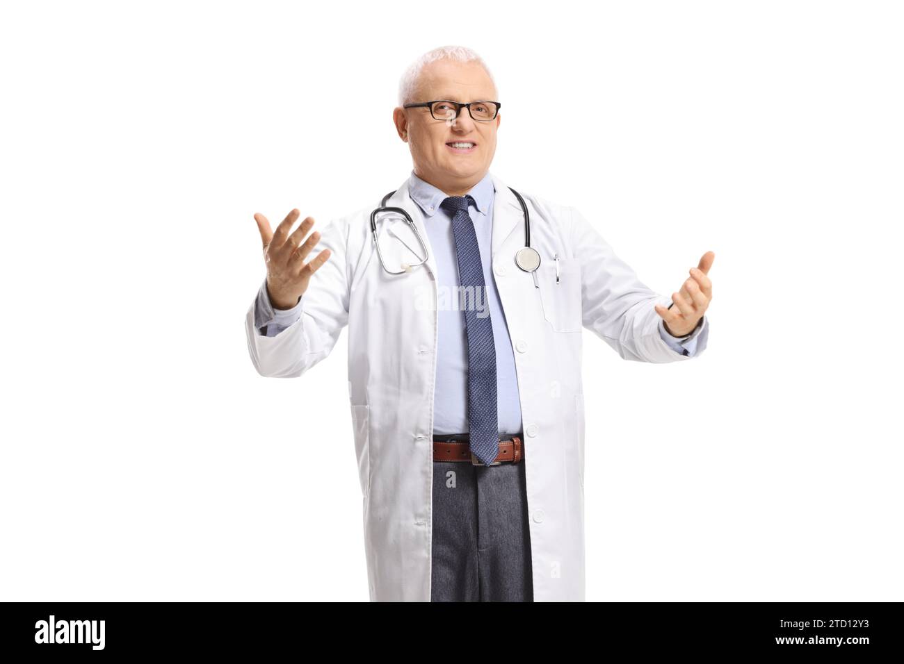 Porträt eines Reifen Arztes, der mit isolierten Händen auf weißem Hintergrund gestickt hat Stockfoto