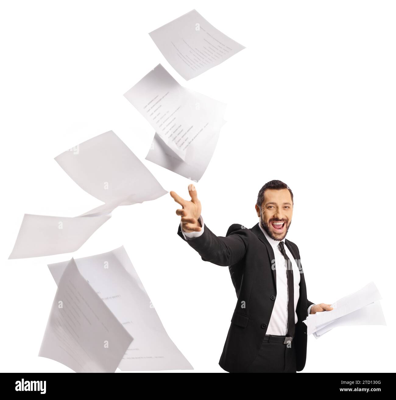 Lächelnder Geschäftsmann, der Papier in die Luft wirft, isoliert auf weißem Hintergrund Stockfoto