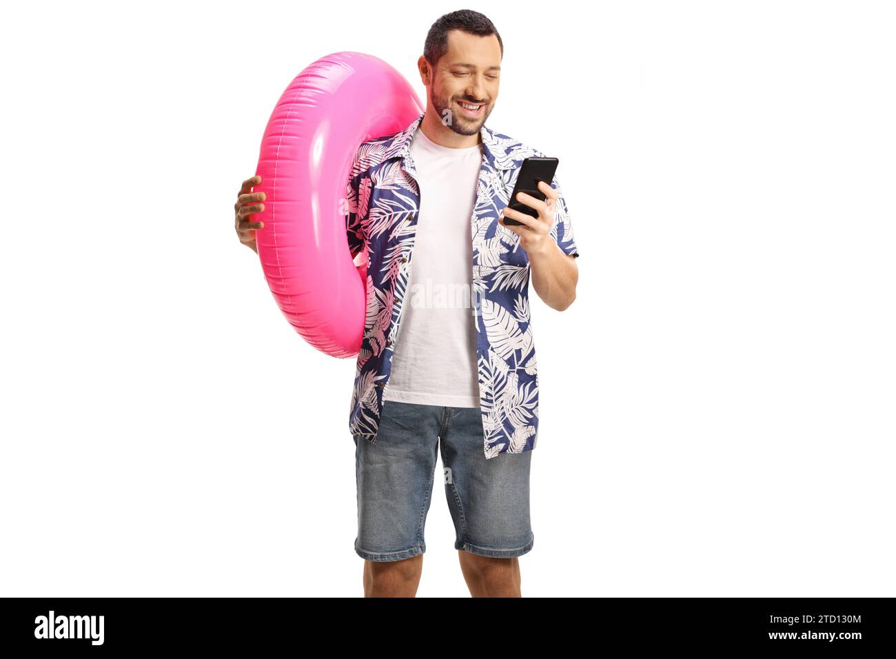 Junger Mann, der einen Schwimmring hält und ein Smartphone auf weißem Hintergrund benutzt Stockfoto