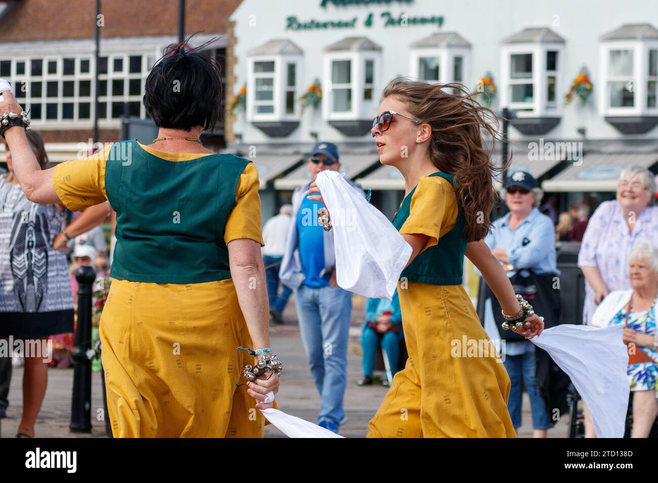 morris-Tänzerinnen mit Martha Rhodens Tuppenny-Gericht bei der Whitby Folk Week im Jahr 2016 Stockfoto