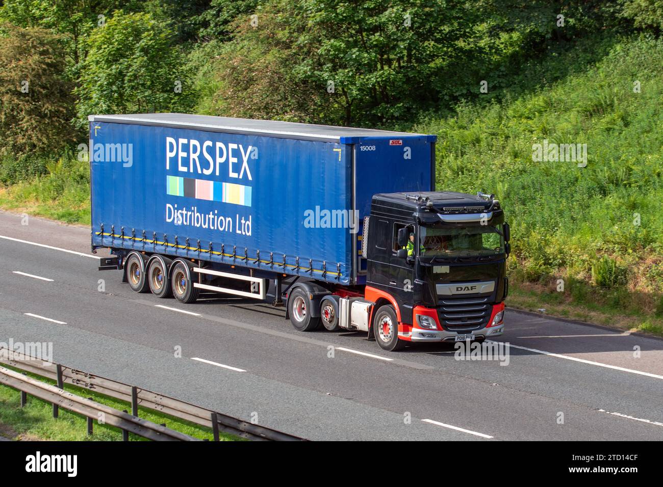 Perspex Distrubution Ltd., Kunststoffgroßhändler in Darwen. Schwarzes DAF 530-Fahrzeug mit Vorhangseite Stockfoto