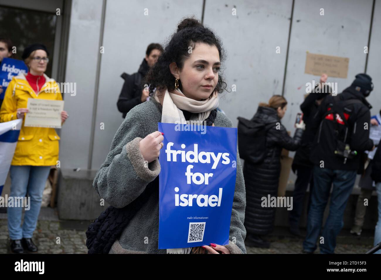 15. Dezember 2023, Berlin: Hanna Veiler, Präsidentin des Jüdischen Studentenbundes Deutschlands (JSUD), steht während einer Freitags-für-Israel-Demonstration vor dem Eingang der Cafeteria der Freien Universität Berlin. Fridays for Israel organisiert den Protest als Reaktion auf die gestrigen Unruhen in der FU Berlin. Foto: Christophe Gateau/dpa Credit: dpa Picture Alliance/Alamy Live News Stockfoto