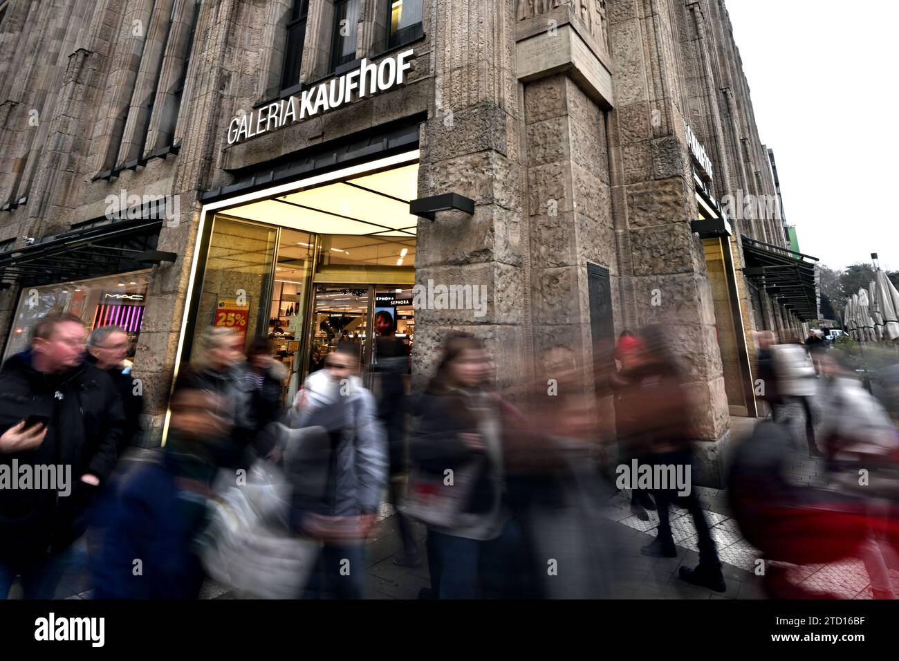 15. Dezember 2023, Nordrhein-Westfalen, Düsseldorf: Passanten spazieren