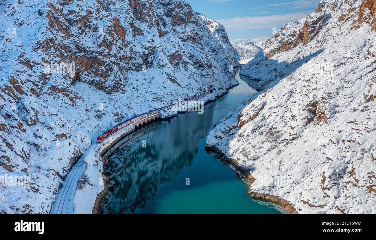 Ankara-Kars (Dieselzug) Eastern Express-Zug bei Regen, Erzincan, Türkei. Die Fahrt mit dem Eastern Express dauert 24 Stunden zwischen Ankara und Kars. Stockfoto