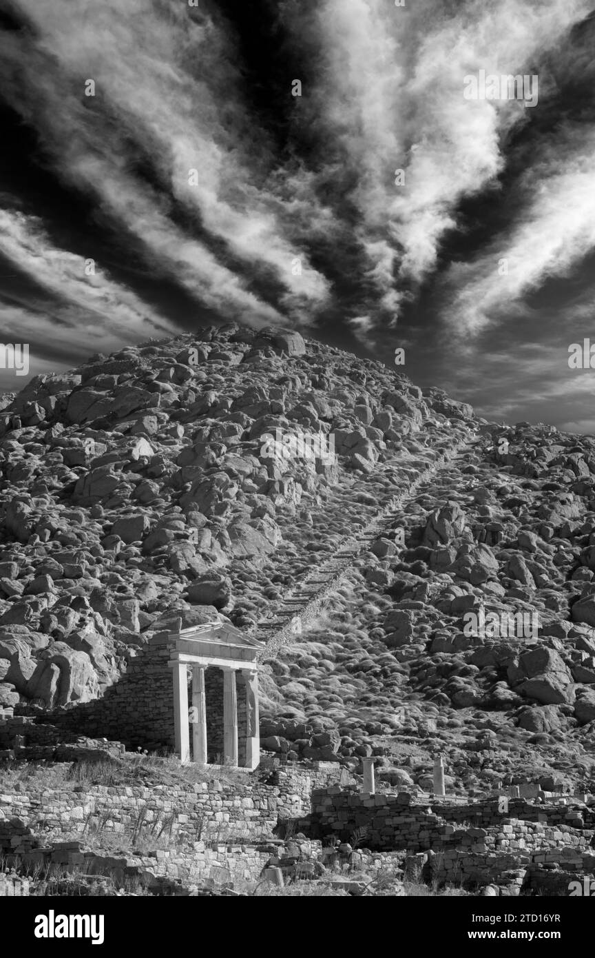 Tempel von isis und Mount Kynthos, Delos, Griechenland Stockfoto