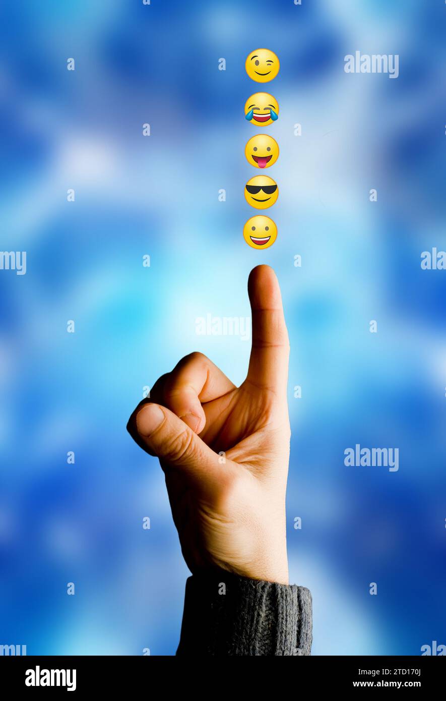 Finger zeigen nach oben und verschiedene Emoticons von Glück, Lachen und cool Stockfoto