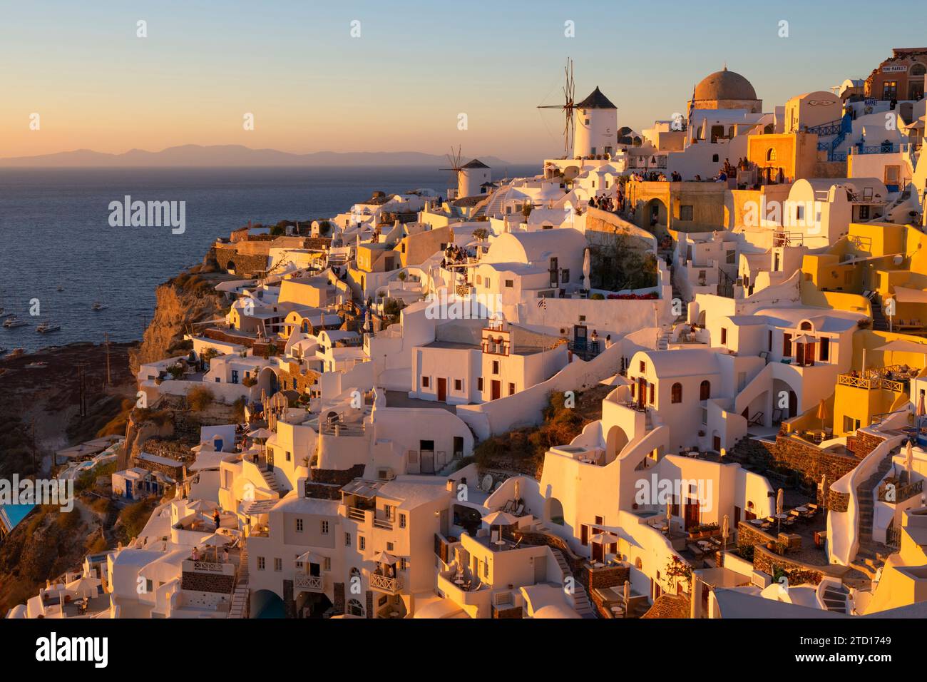 Windmühlen über dem Mittelmeer, Oia, Santorin, Griechenland Stockfoto