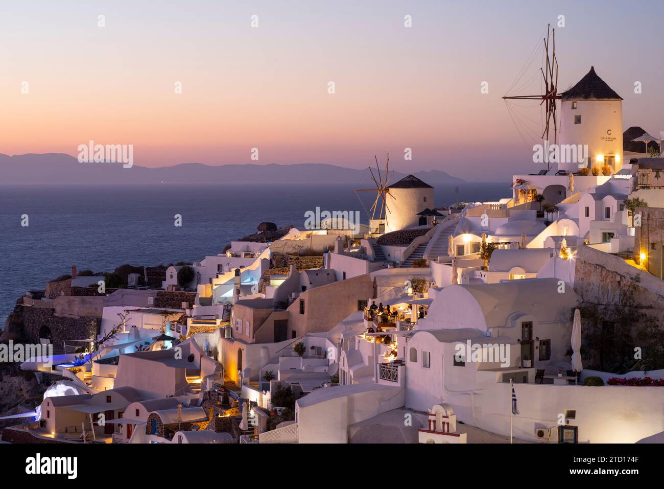 Windmühlen über dem Mittelmeer, Oia, Santorin, Griechenland Stockfoto
