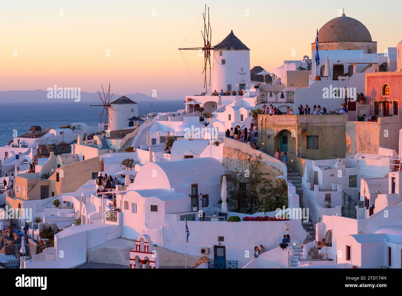 Windmühlen über dem Mittelmeer, Oia, Santorin, Griechenland Stockfoto