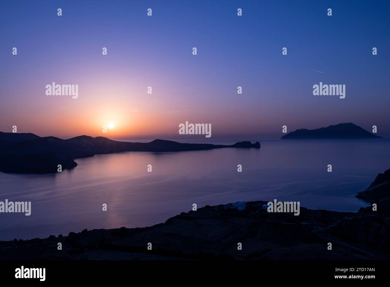 Wein dunkles Meer bei Sonnenuntergang Blick von Plaka, auf Milos, Griechenland Stockfoto