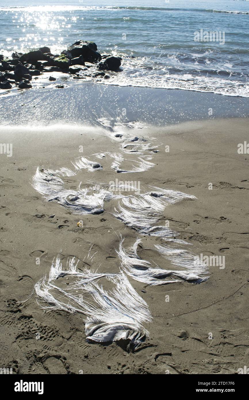 Formen und Farben am Strand aus Plastikstücken Stockfoto