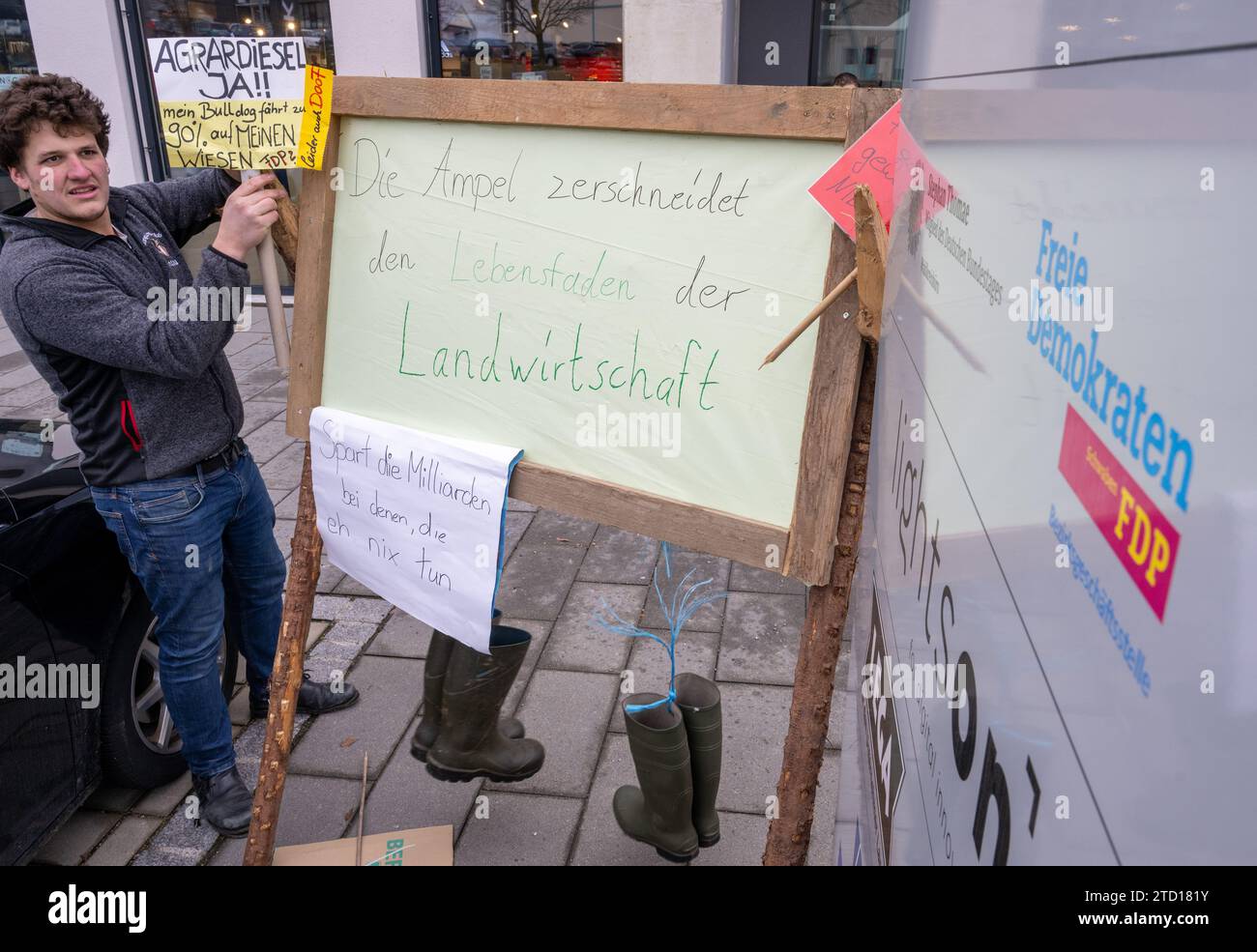 12. Dezember 2023, Bayern, München: Landwirt Johannes Pfanner demonstriert vor dem FDP-Bezirksamt. An einem landesweiten Aktionstag protestierte der Bayerische Bauernverband gegen die Steuerpläne des Bundes. Foto: Stefan Puchner/dpa Stockfoto