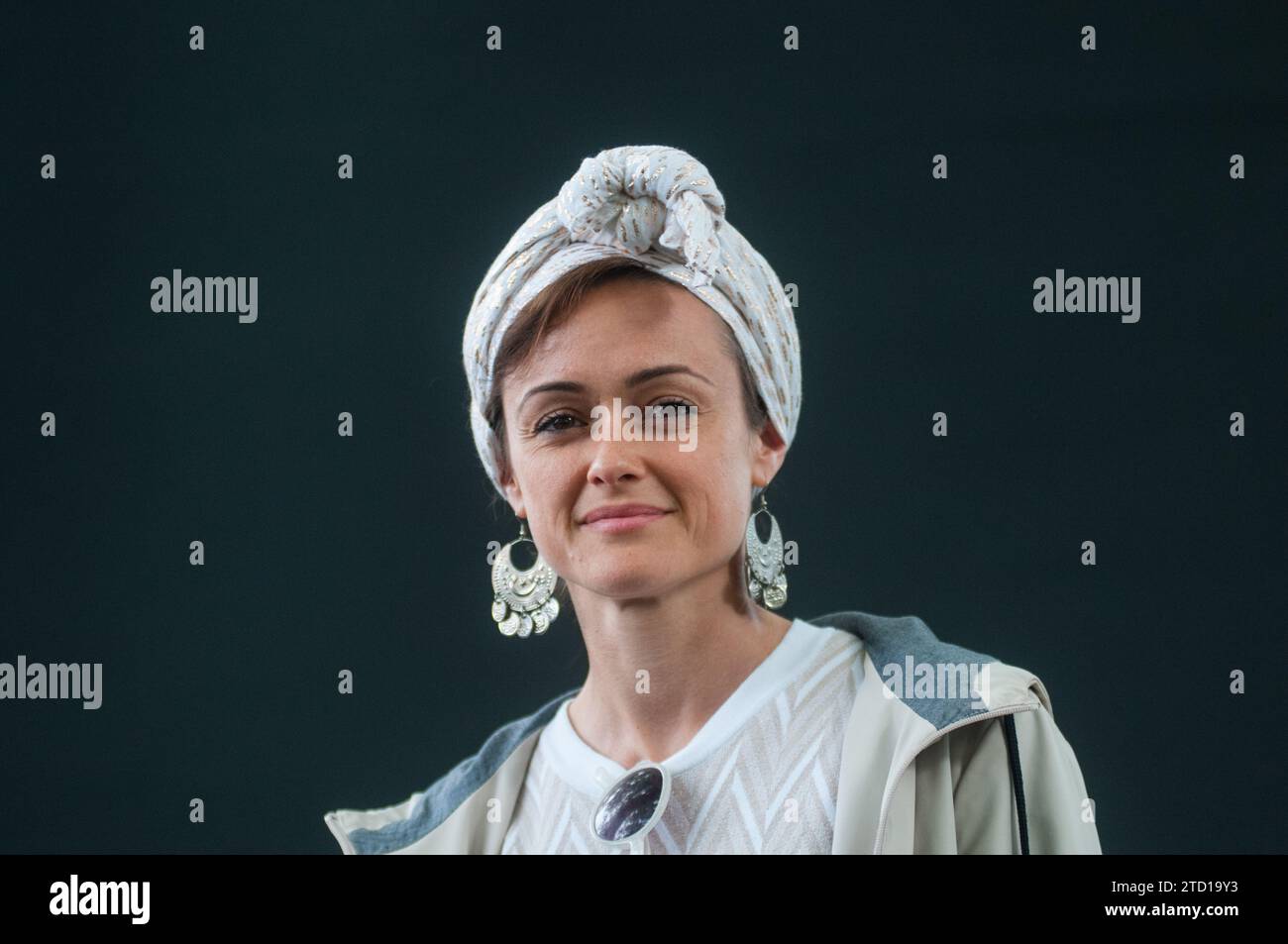 Britische ägyptische Dichter, Dramatiker, Schauspieler und Schriftsteller Sabrina Mahfouz besucht einen Fotoauftrag während des Edinburgh International Book Festival im August Stockfoto