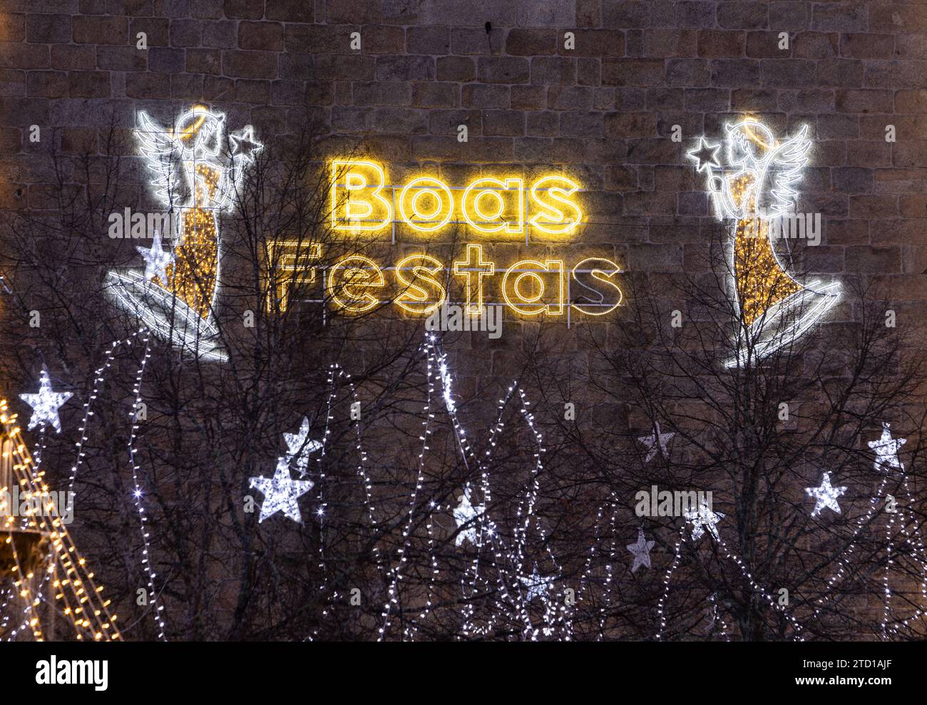 Weihnachtsbeleuchtung Dekoration im Stadtzentrum von Barcelos. Boas festas bedeutet frohe Feiertage auf englisch Stockfoto